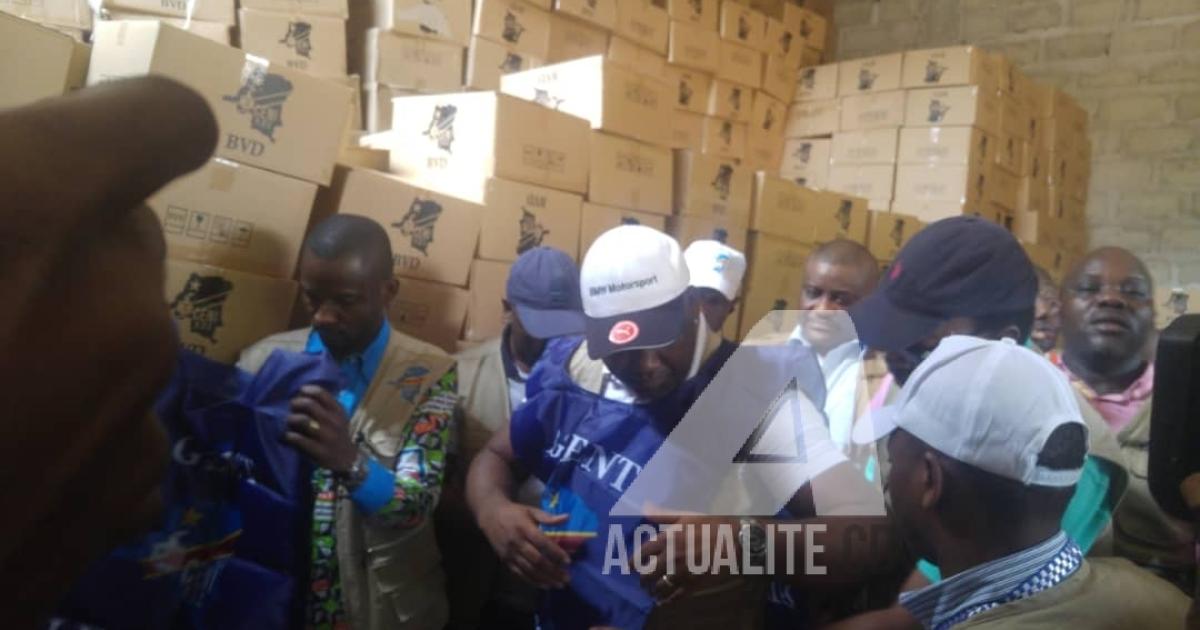 Lot des machines à voter reçu par la CENI à Matadi (Photo Fonseca Mansianga
