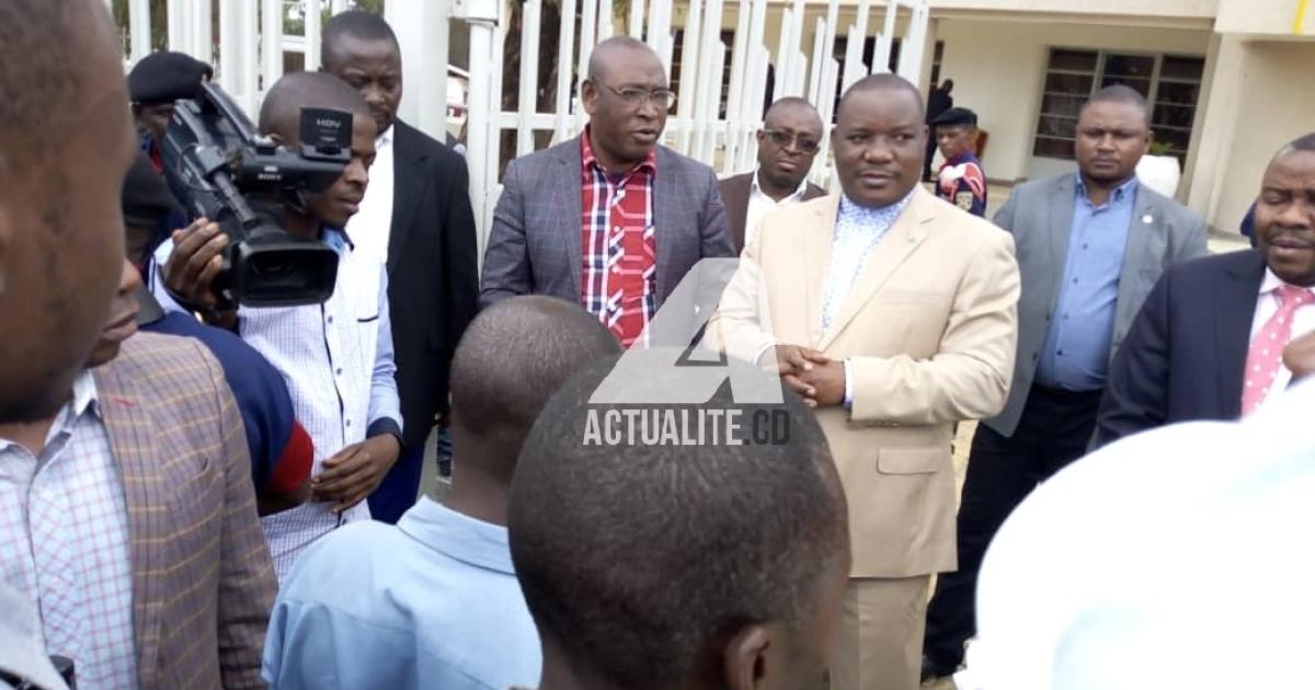 Le gouverneur Claude Nyamugabo s'adresse aux enseignants qui ont manifesté après avoir décrété une grève de trois jours pour protester contre l'insécurité