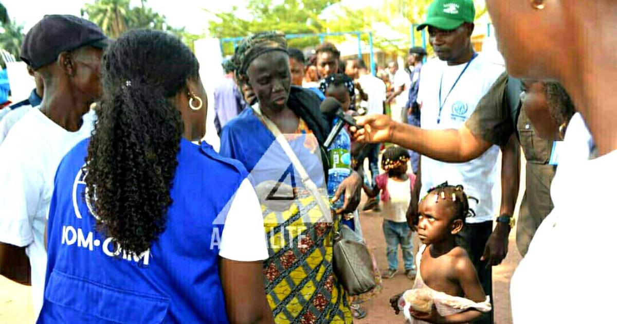 A Kamako, l'OIM distribue les repas d'urgence aux congolais refoulés d'Angola (Photo Sosthène Kambidi/ACTUALITE.CD)