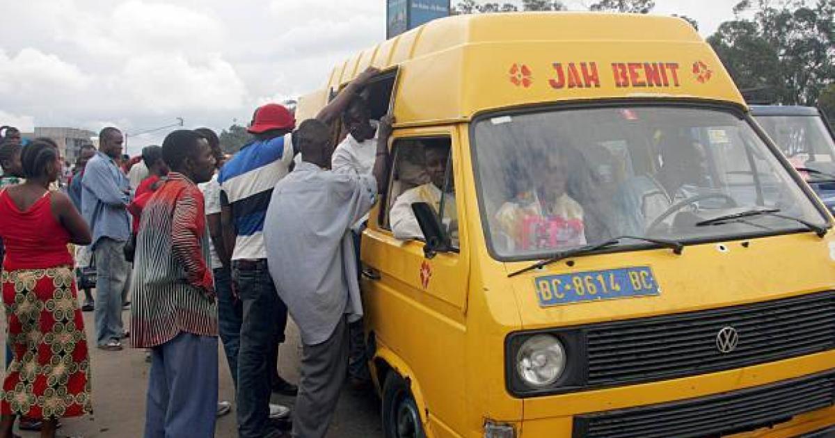 Un taxi qui embarque les clients dans un arrêt de Bus à Kinshasa