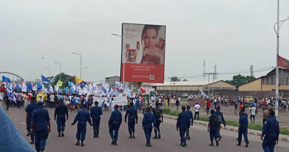 La police encadre l'arrivée des partisans à Kinshasa / Ph. Christine Tshibuyi 