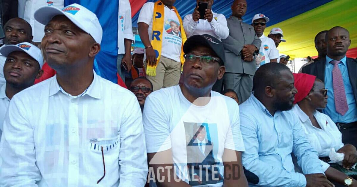 Le candidat du FCC, Ramazani Shadary, et le ministre de l'Intérieur, Henri Mova, lors du meeting de la plateforme du pouvoir au Stade Tata Raphaël / Ph. Christine Tshibuyi