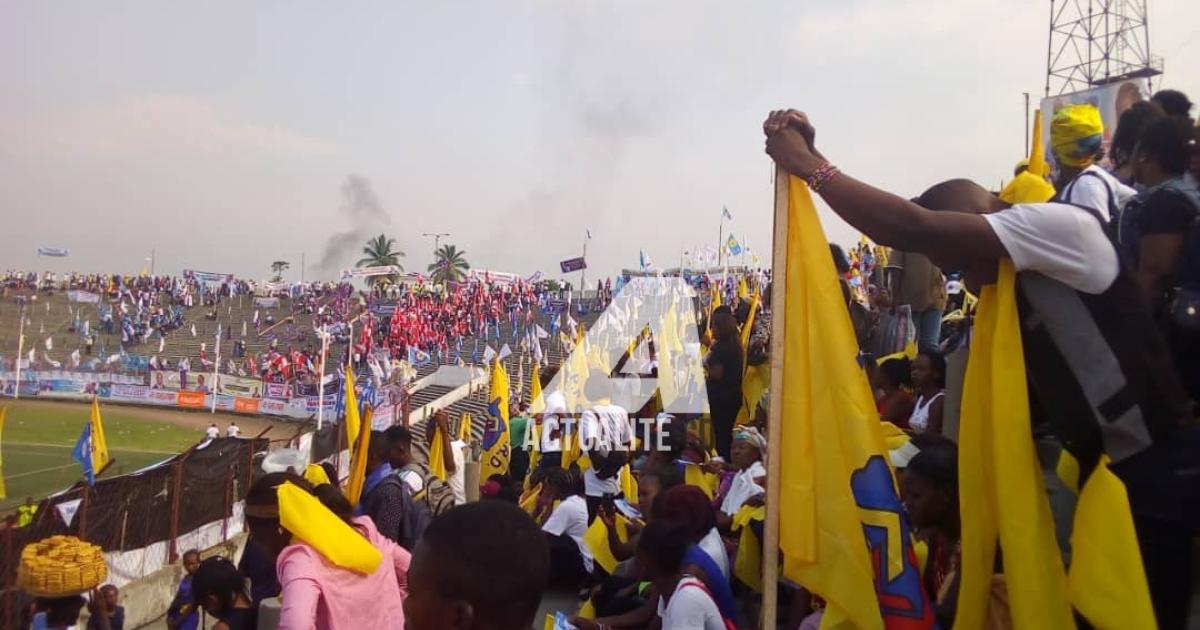 Les militants au stade Tata Rahaël lors du meeting du Front commun pour le Congo / Ph. Christine Tshibuyi 