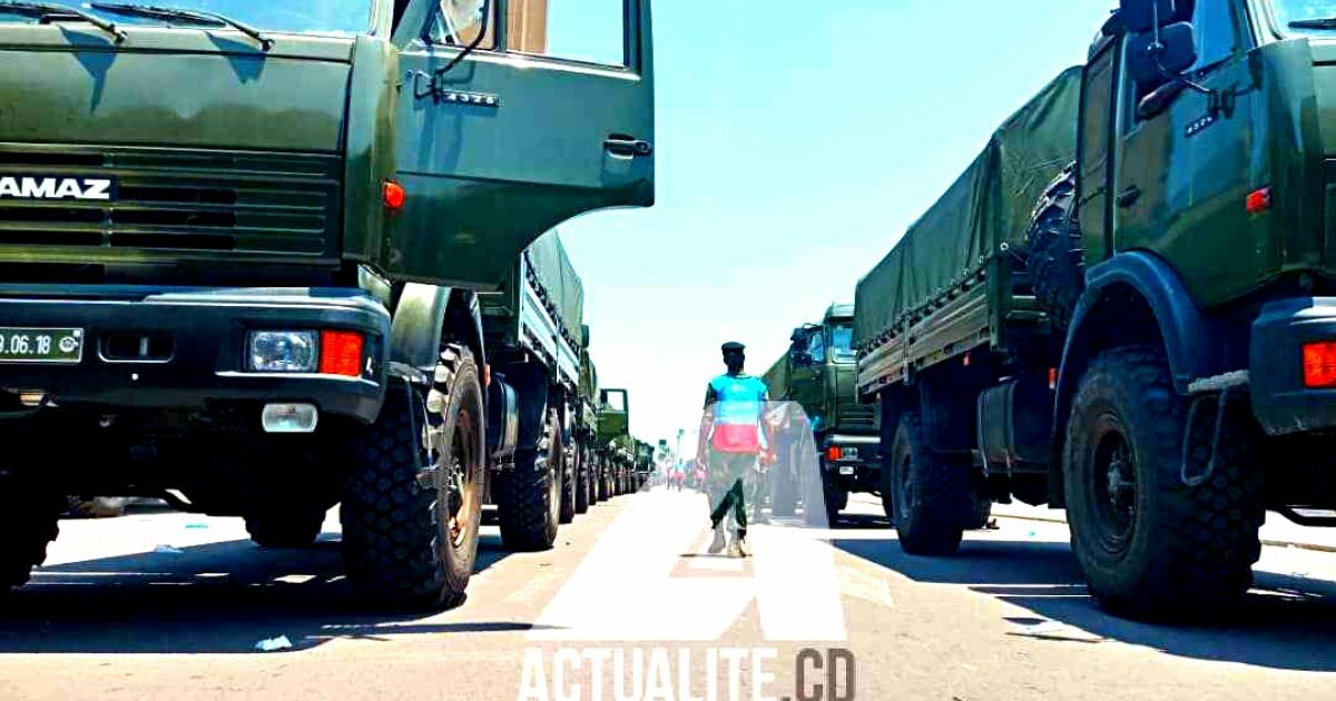 Plusieurs dizaines des véhicules alignés sur le boulevard du 30 juin à l'occasion de la cérémonie de remise des équipements d'appui à la logistique électorale / Ph. Christine Tshibuyi 