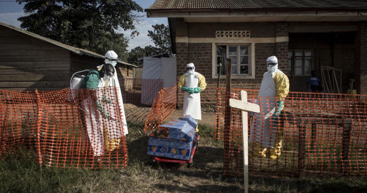 Une équipe de riposte désinfecte le cercueil d'un homme mort d'Ebola à Beni / PH. DROITS TIERS 