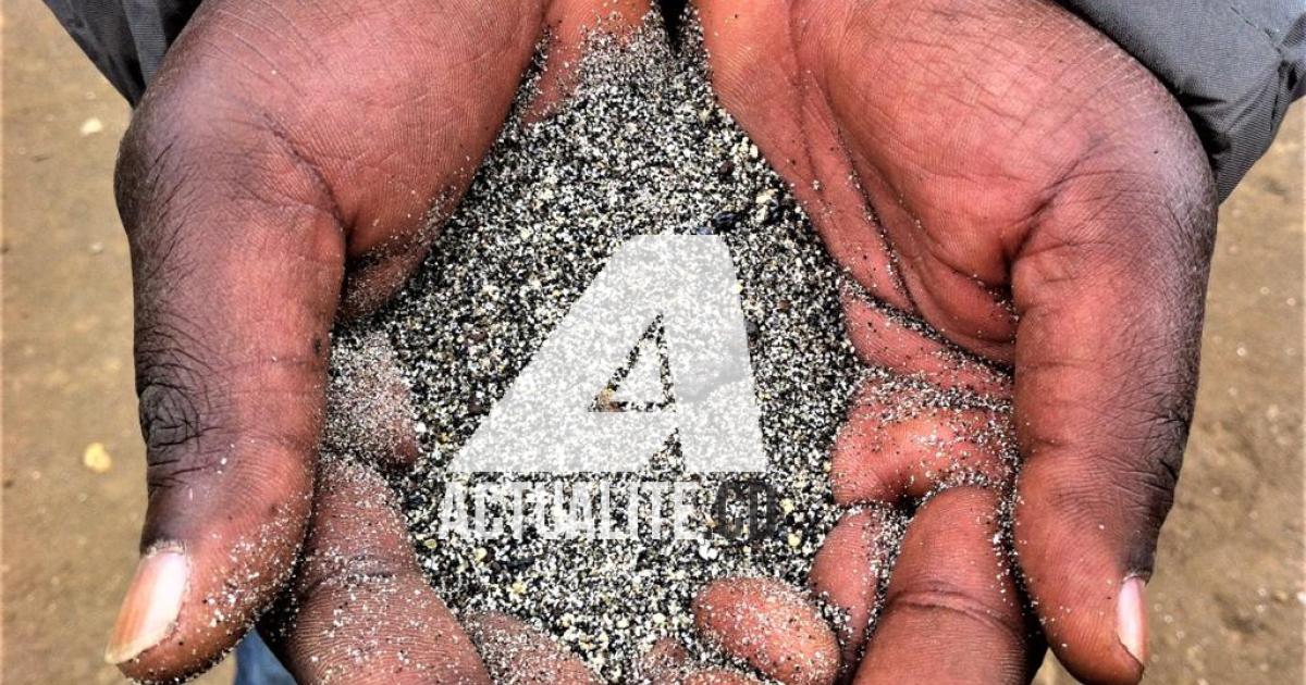 Un creuseur avec du sable et cailloux de coltan à Rubaya (Ley Uwera/ACTUALITE.CD)