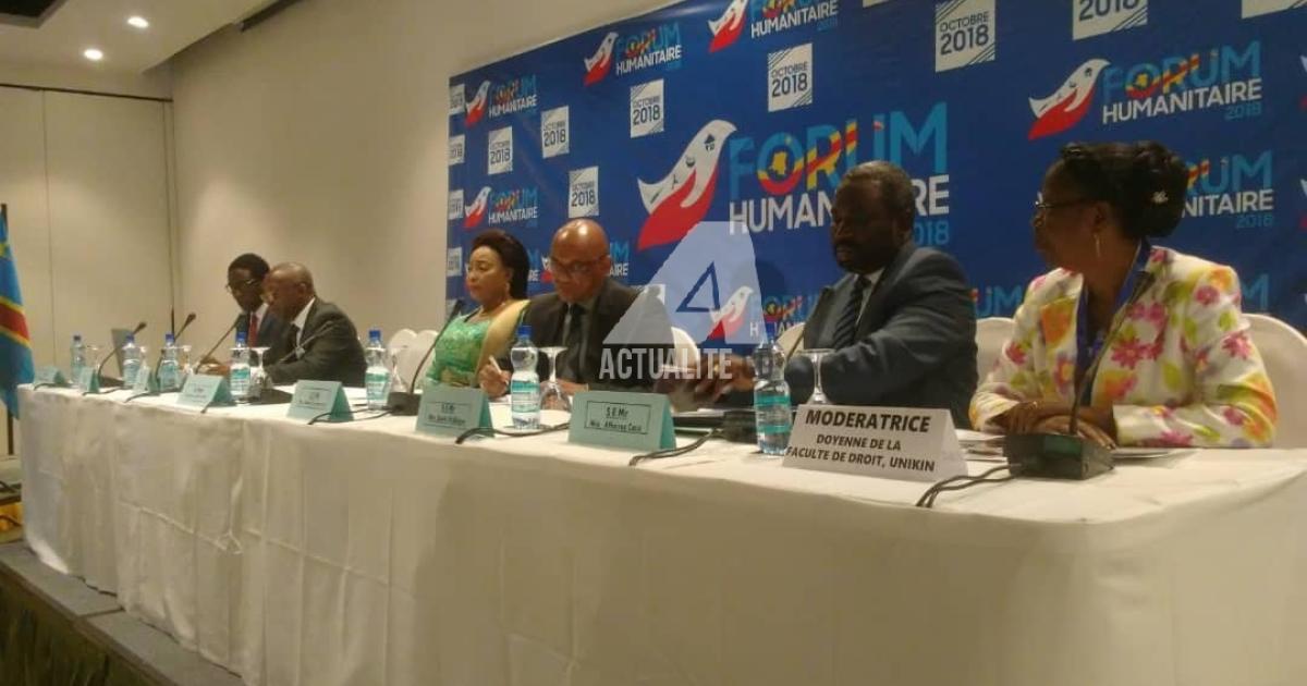 Les membres du gouvernement et d'autres participants au forum humanitaire 2018