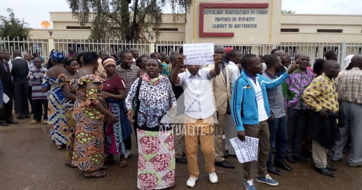 Manifestation des enseignants devant le gouvernorat du Sud-Kivu. Ils protestent contre l'insécurité.