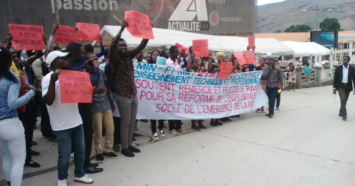 Manifestation devant le bâtiment administratif (Photo ACTUALITE.CD)