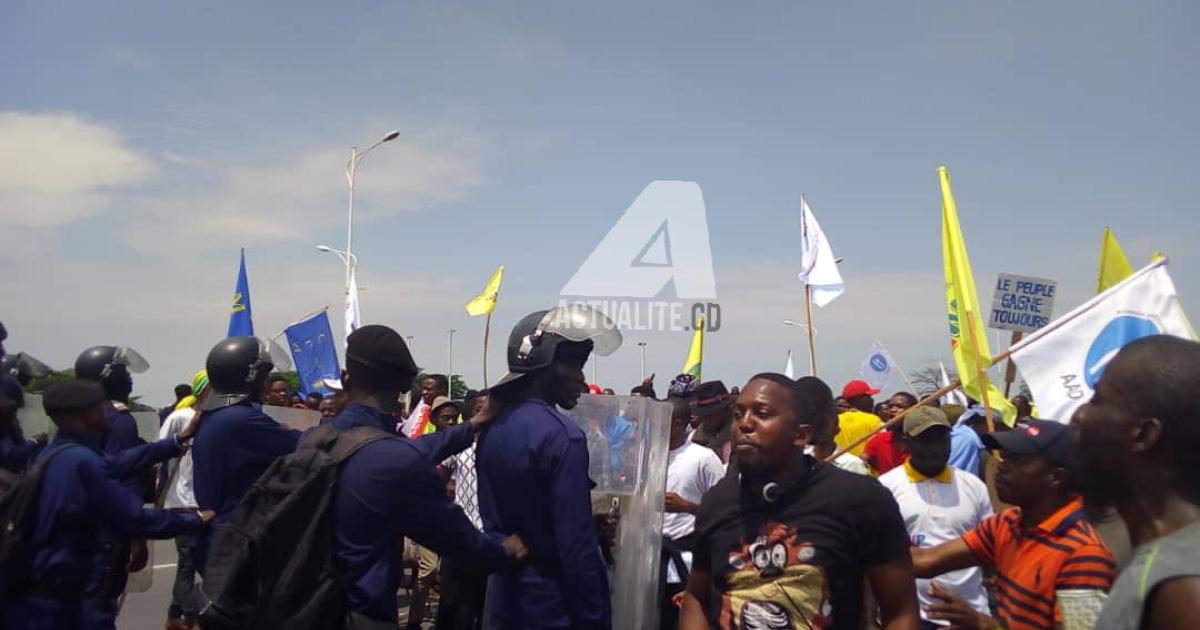 Les manifestants encadrés par la Police sur le Boulevard Triomphal