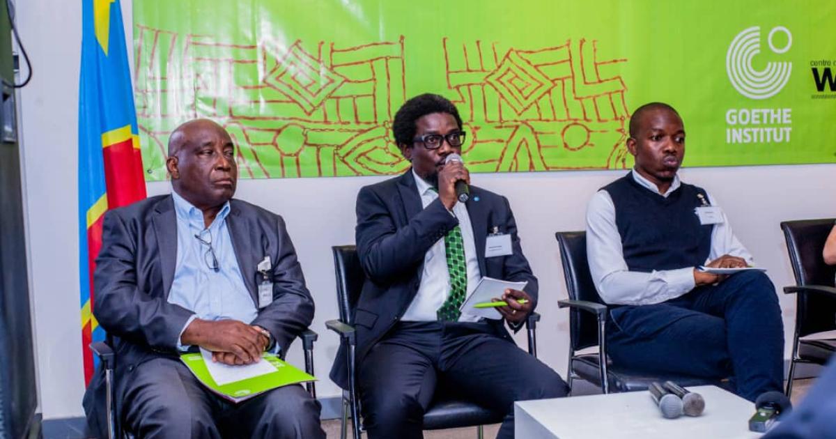 Prof Yoka M. Lye (DG INA); Prof Henri Kalama (DG ABA) et Cédric Nzolo, un des intervenants. Crédit photo : JM Lusala