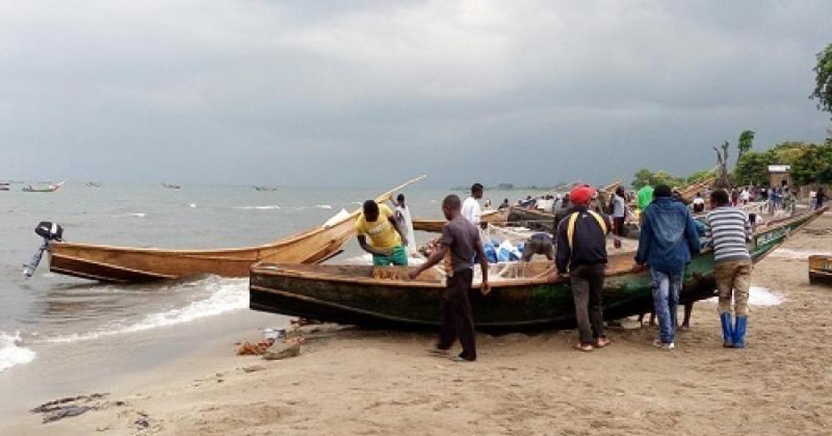 Des pêcheurs aux abords du Lac Edouard