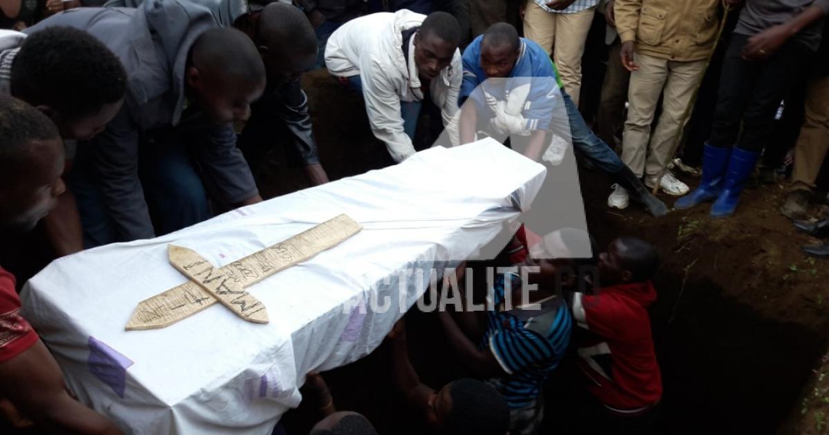 Inhumation après l'attaque de Rubaya  (Photo ACTUALITE.CD)