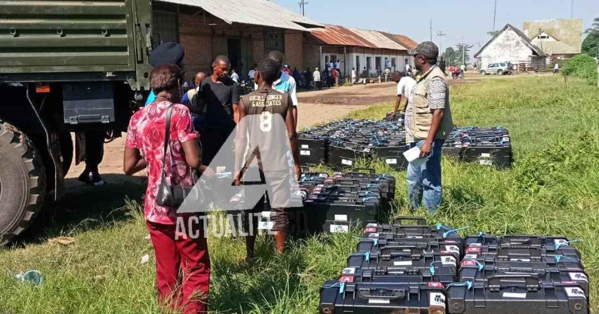 Réception des machines à voter par la CENI à la gare de la SNCC à Kananga