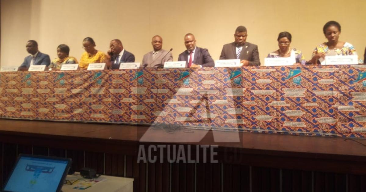 Le bureau de la CENI en réunion avec les partis politiques
