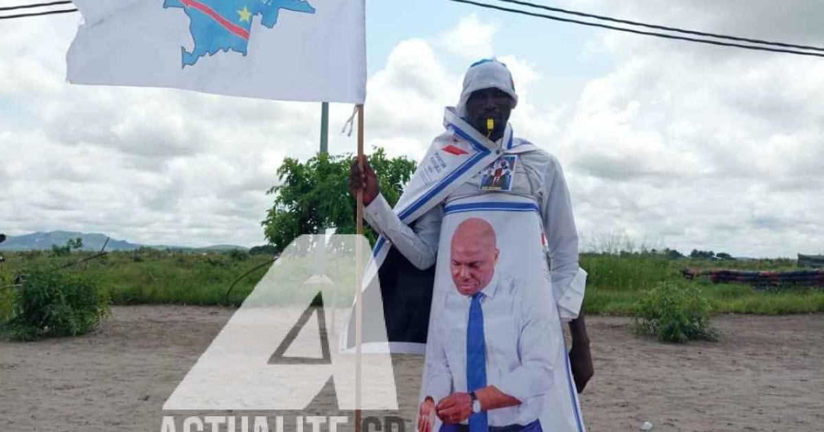 Un militant arborant l'effigie de Martin Fayulu/Ph. Christine Tshibuyi