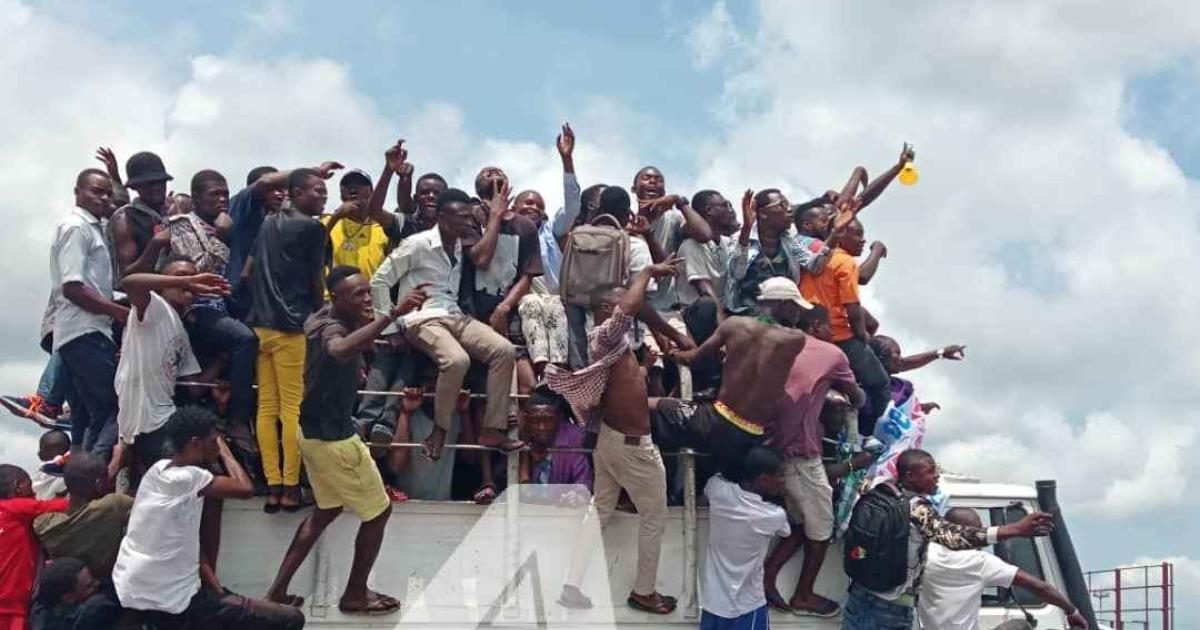 Les étudiants à bord de camion se rendent l'aéroport de N'djili pour accueillir Martin Fayulu