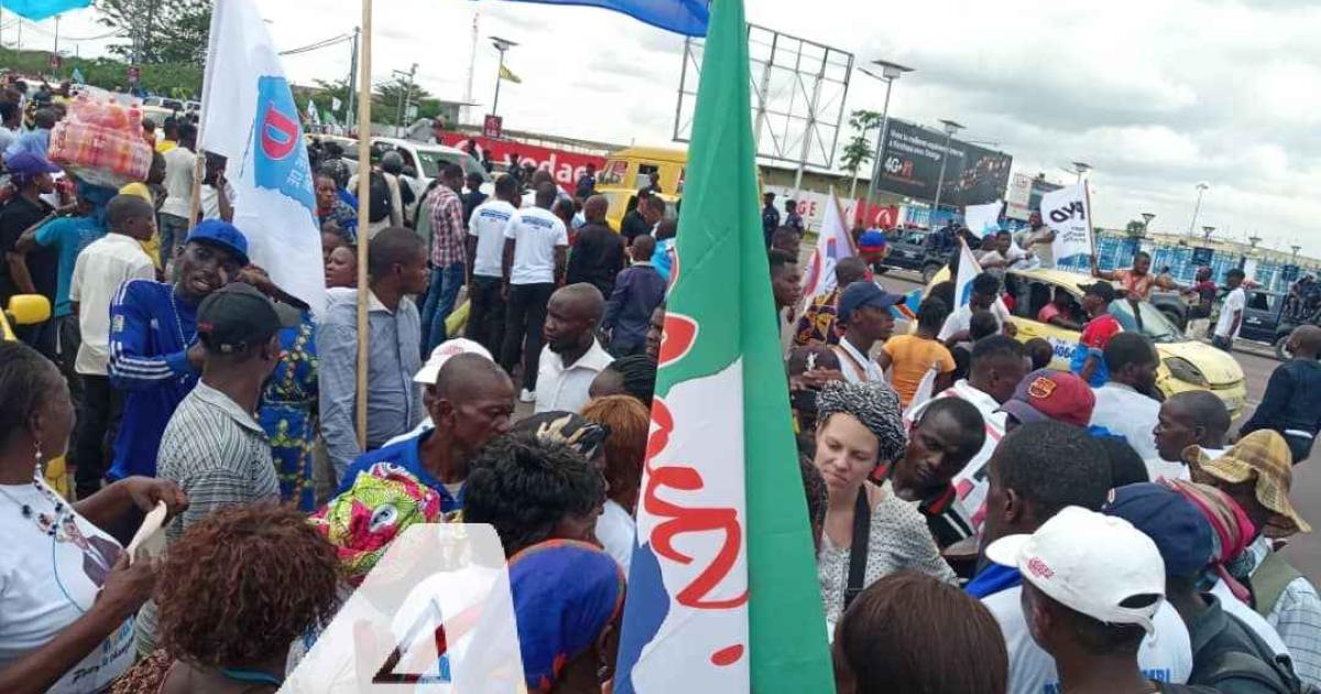 Les militants des partis politiques à l'aéroport de N'djili pour accueillir Martin Fayulu/Ph. Christine Tshibuyi