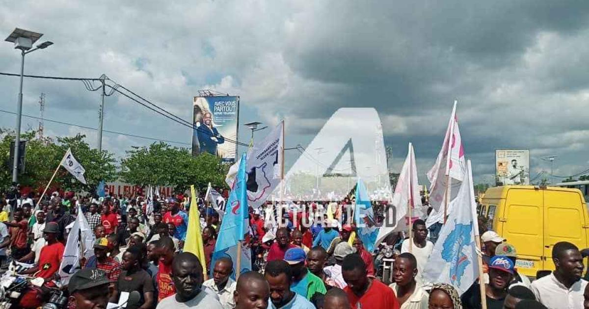 Les militants sur la route de l'aéroport de N'Djili à l'occasion de l'arrivée de Martin Fayulu