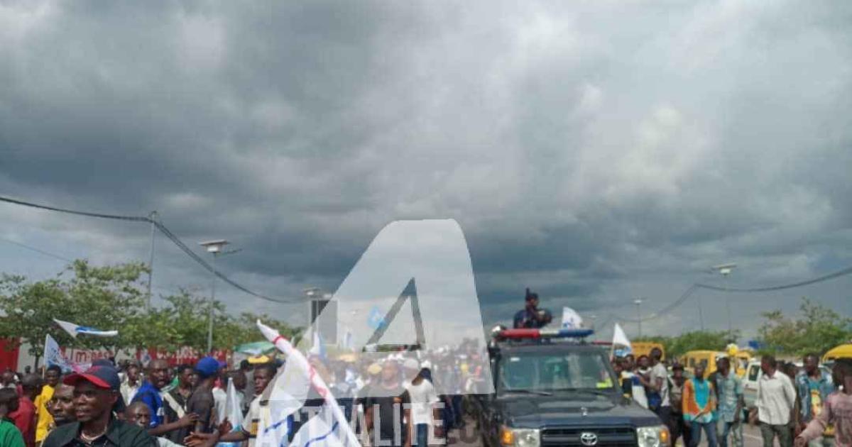Le convoi de Martin Fayulu encadré par la police quitte l'aéroport de N'djili