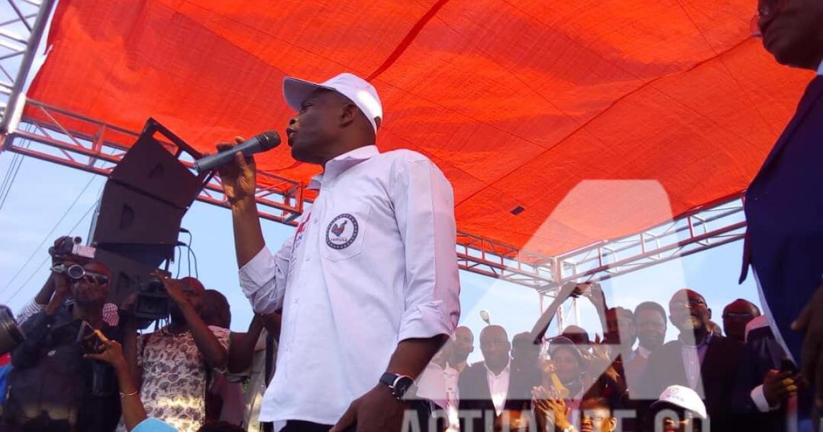 Martin Fayulu en meeting au boulevard Triomphal