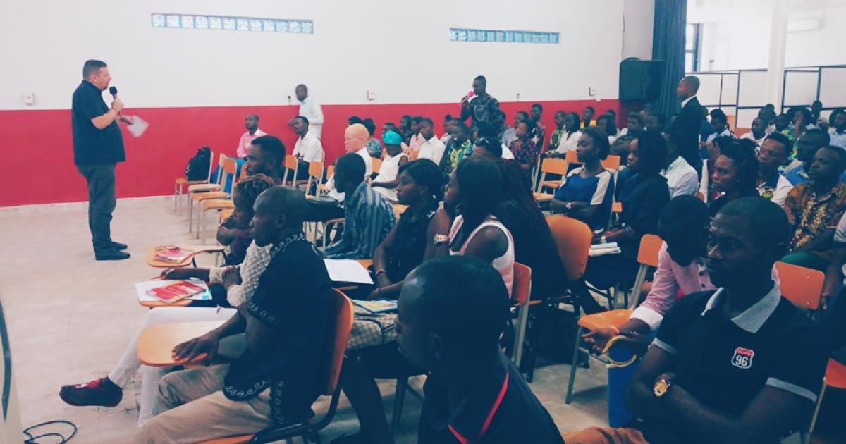 Les jeunes en pleine formation de Médiaspaul sur la construction de la paix