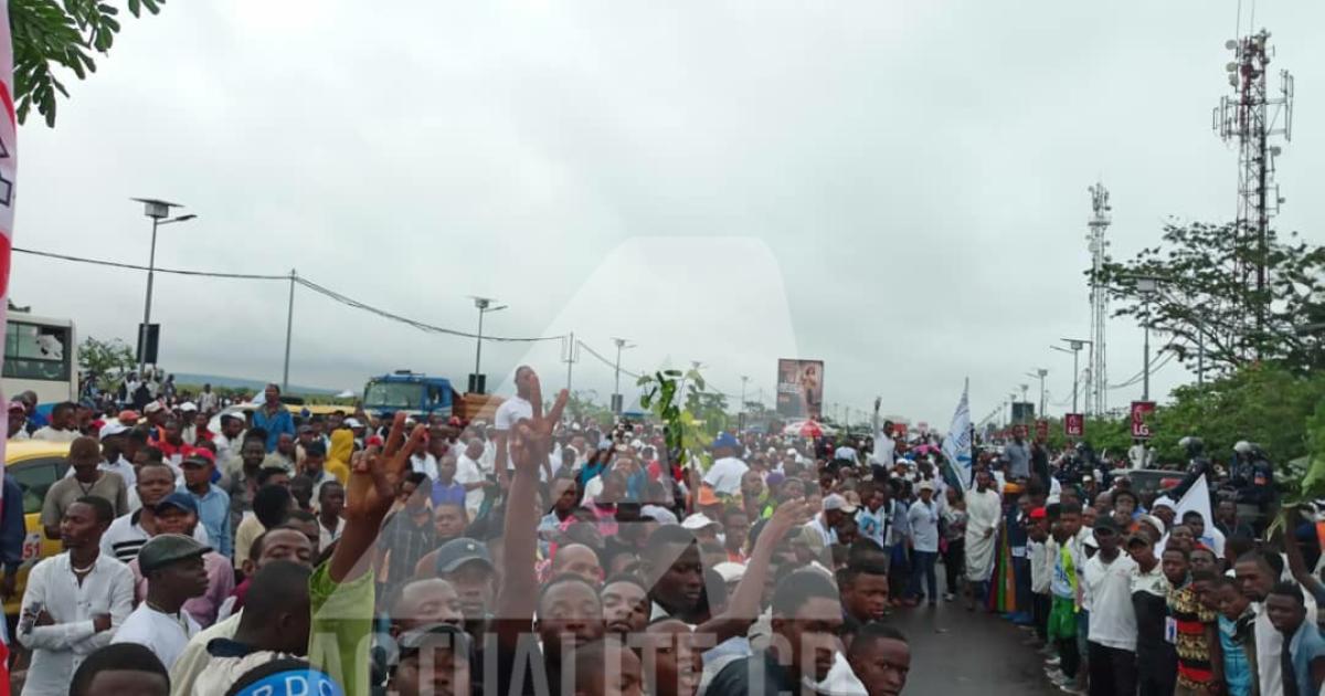 Les militants accompagnent le cortège de Felix Tshisekedi et Vital Kamerhe/Ph. Christine Tshibuyi