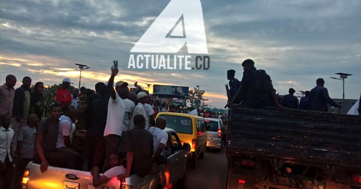 La police accompagnent les militants / Ph. Christine Tshibuyi 