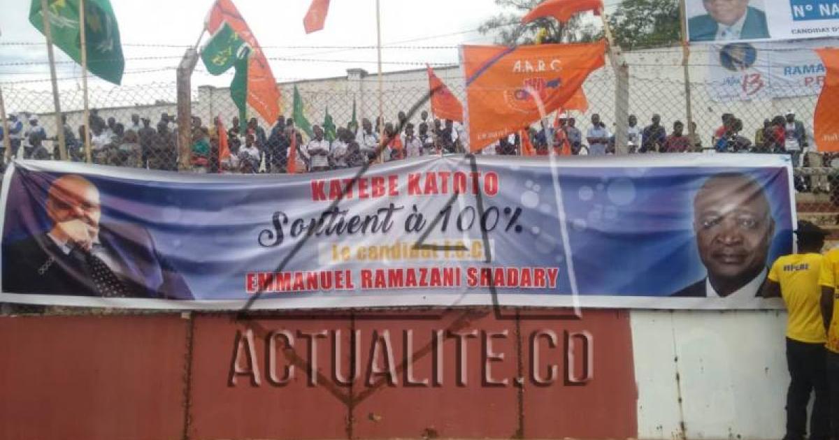 Les affiches de campagne du candidat du FCC, Ramazani Shadary au stade Kibassa Maliba