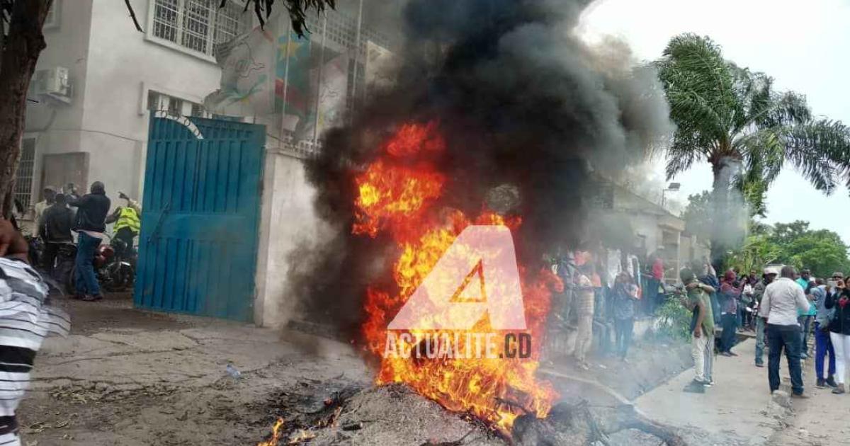 Feu allumé par les militants de l'UDPS à l'entrée du bureau du parti pour contester la désignation de Martin Fayulu comme candidat commun de l'opposition / Ph. Christine Tshibuyi