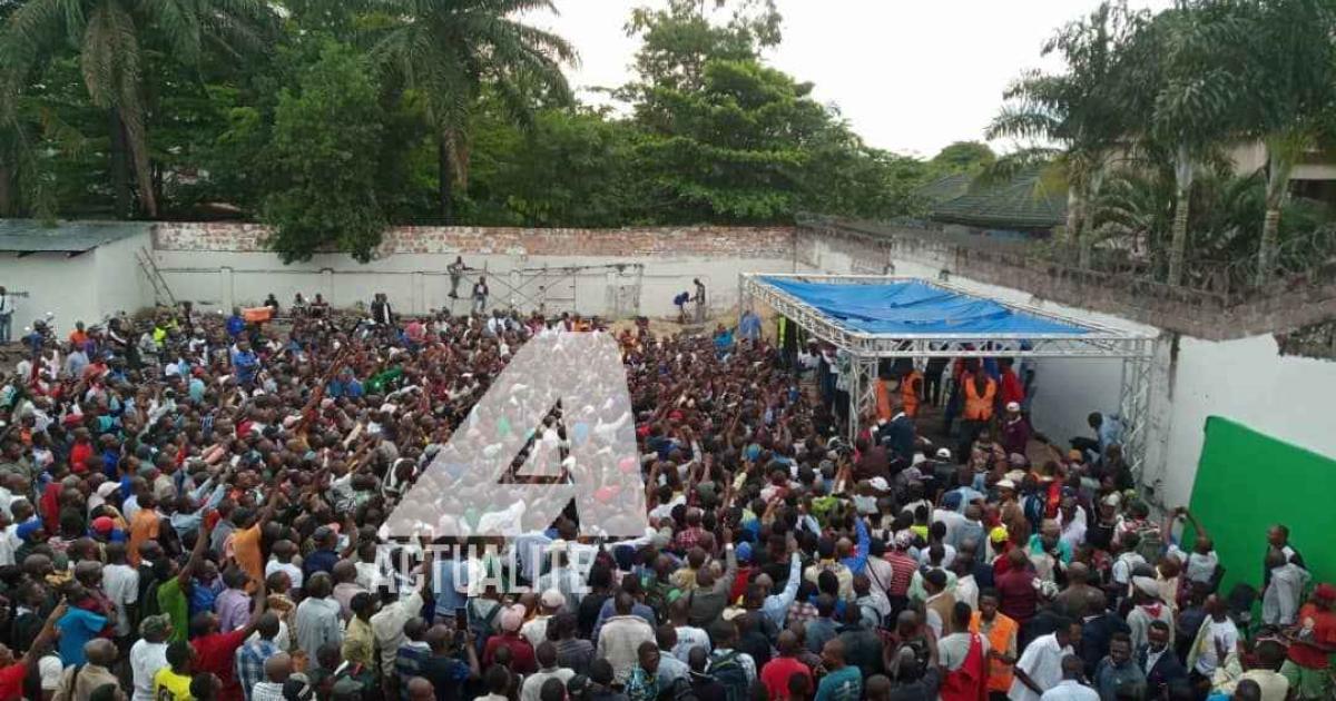 Les militants de l'UDPS au siège du parti pour écouter Kabund qui demande à Félix Tshisekedi de retirer sa signature de la déclaration qui consacre Martin Fayulu candidat commun de l'opposition