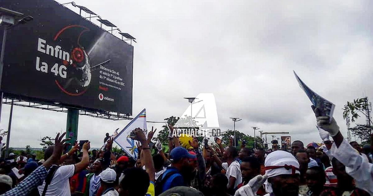 Les militants de l'UDPS et de l'UNC à l'aéroport de N'djili pour accueillir Vital Kamerhe et Félix Tshisekedi/Ph. Christine Tshibuyi