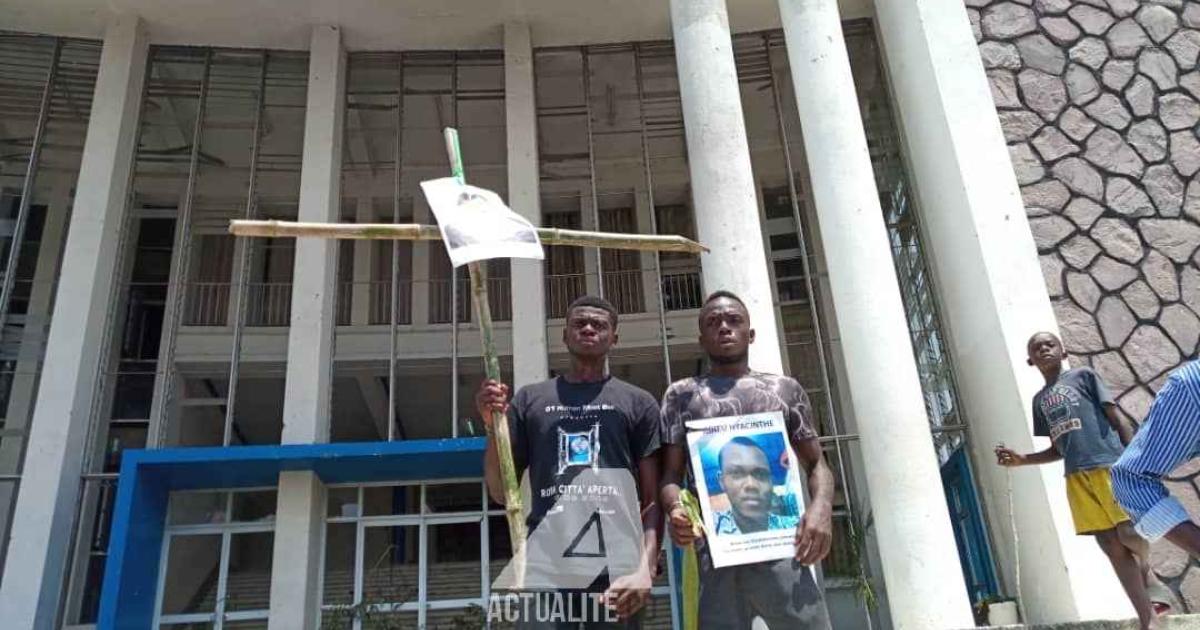 Les étudiants de l'UNIKIN brandissant la photo de l'un de deux de leurs tués lors des manifestations pour exiger la levée de la grève des professeurs