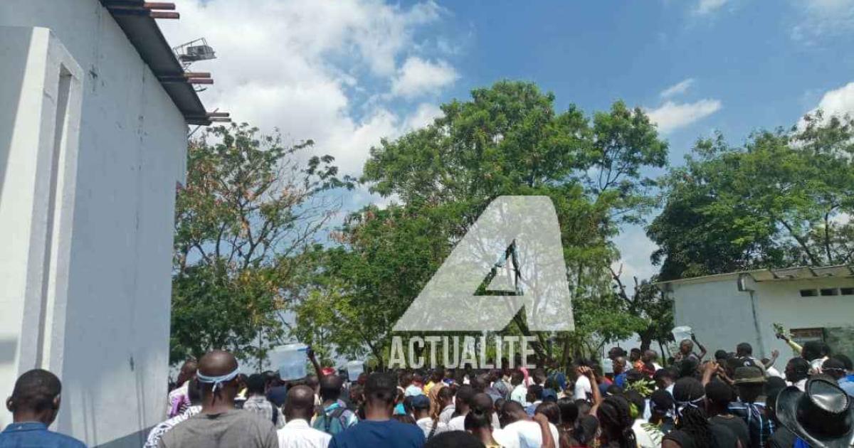 Les étudiants de l'UNIKIN à la morgue des cliniques universitaires à l'occasion de la levée des corps de deux de leurs camarades tués lors des manifestations 