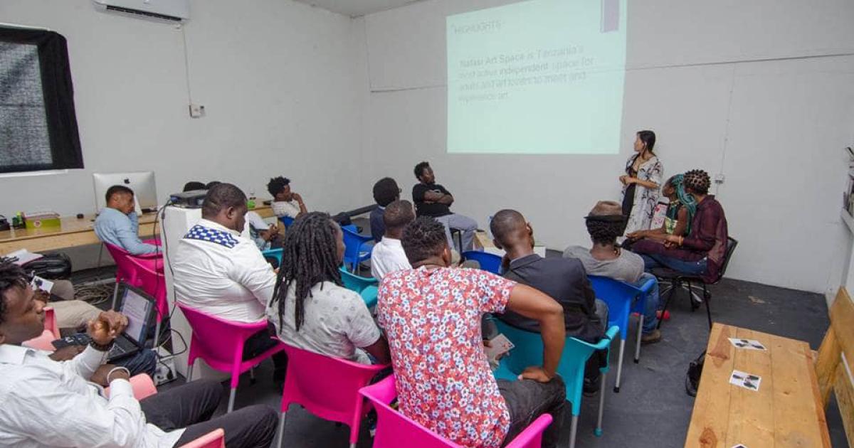 Les artistes visuels de Kinshasa s’informent sur Nafasi Art Space de Tanzanie