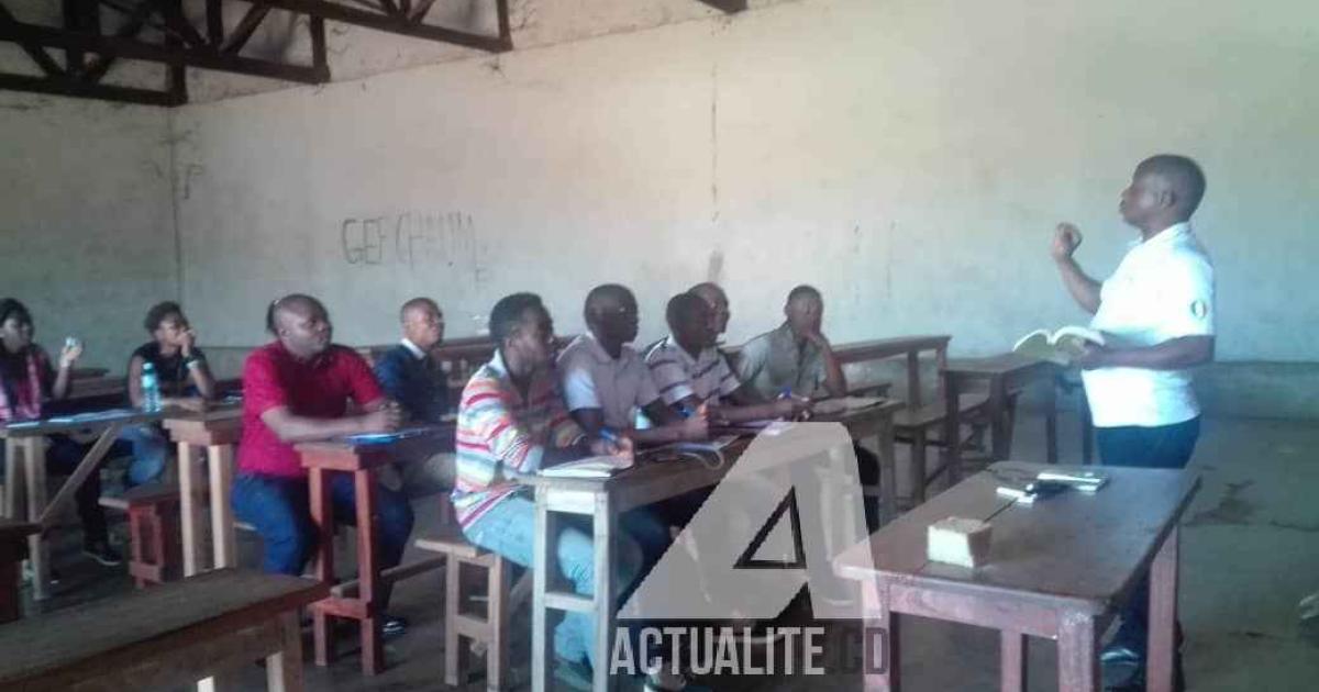 Quelques étudiants dans un auditoire de l'Université officielle de Semuliki à Beni