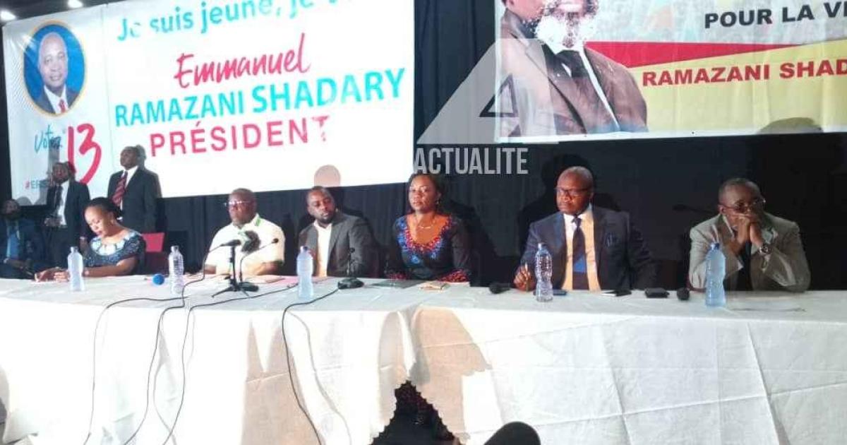 Zoé Kabila, coordonnateur de la cellule chargée de la jeunesse de la campagne d'Emmanuel Ramazani Shadary assis entre Aubin Munaku, président de l'Assemblée nationale et Geneviève Inagosi Kasongo