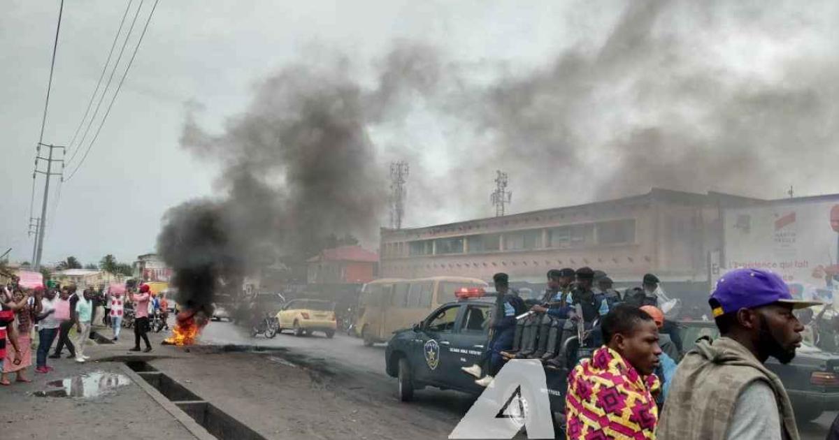 La police interposée entre les militants de l'ECIDE et de l'UNC qui manifestent après la désignation de Martin Fayulu comme candidat de l'opposition à la présidentielle / Ph. Christine Tshibuyi 