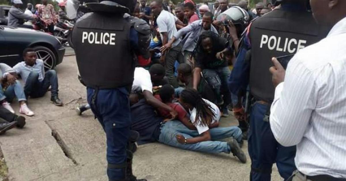 la présence de quelsues éléments de la police lors d'une manifestation publique