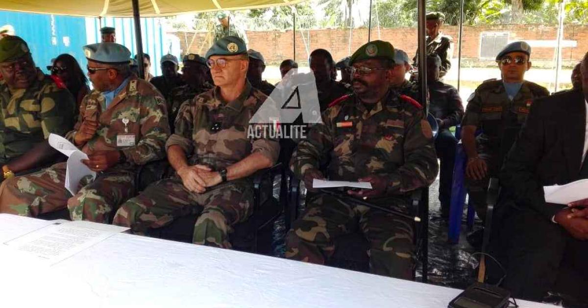 Sous une tente, les généraux Marcel Mbangu ,  Patrick Dube et Bernard Commins  de la MONUSCO , à la cérémonie des hommages aux 6 casques bleus tués 
