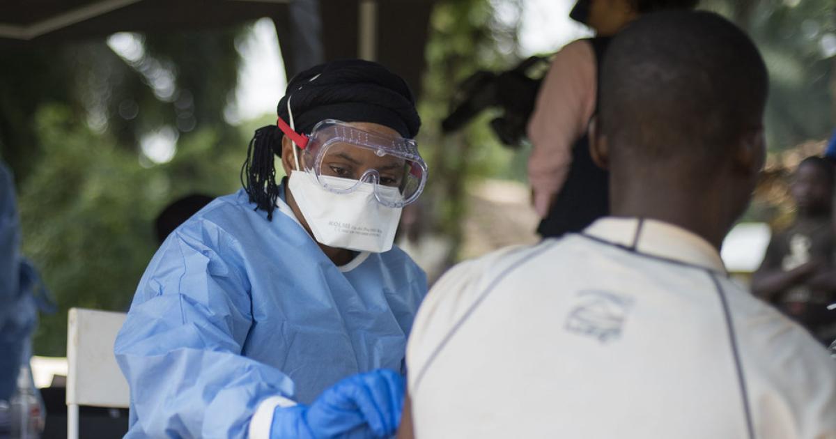 Un agent de santé vaccine contre Ebola en RDC / Ph. Droits tiers 