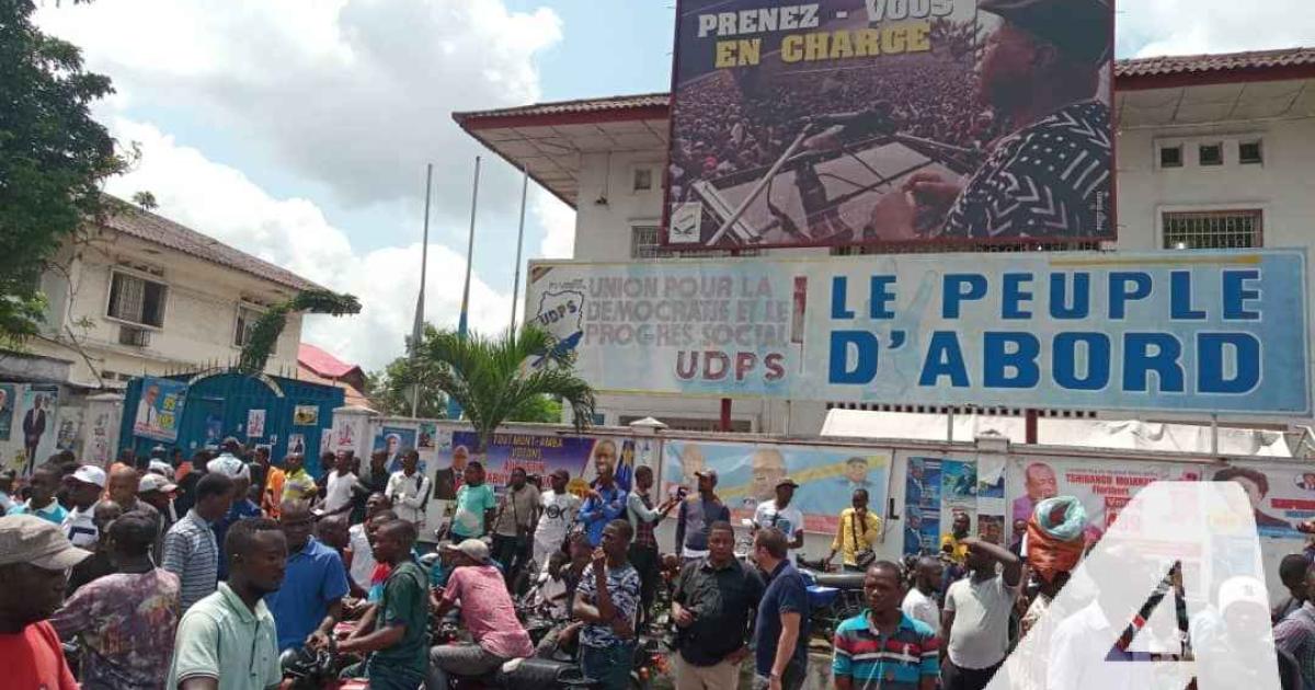 Les militants de l'UDPS au siège du parti à Limete pour réclamer la tenue des élections le 23 décembre et non le 30 décembre comme le prévoit la CENI.