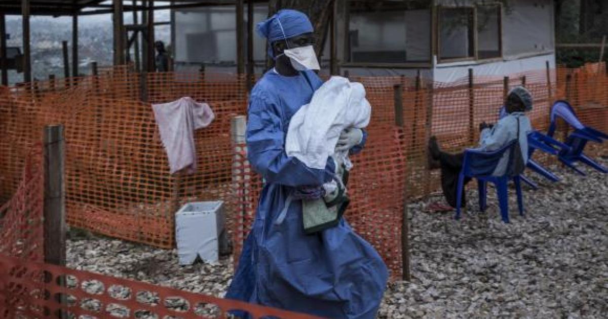  Un médecin avec un bébé probablement infecté par le virus Ebola à  Butembo, / Ph . Droits tiers 