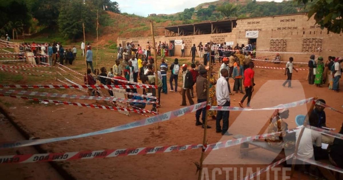 Les électeurs sur un site de vote.
