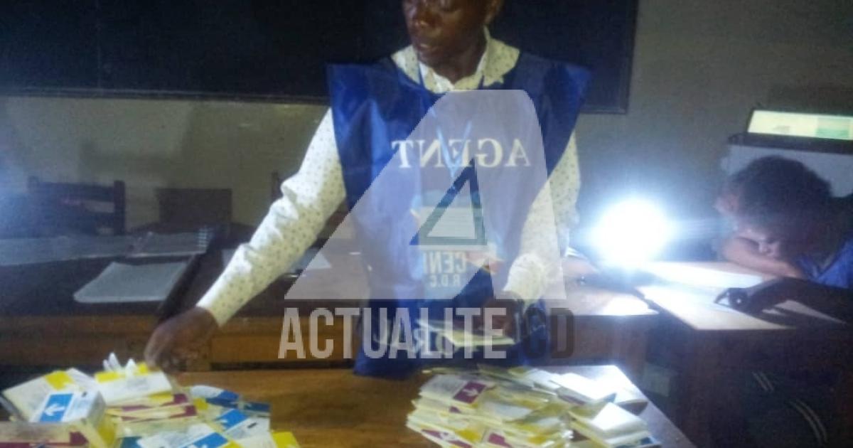 Dépouillement dans un bureau de vote au centre au complexe scolaire La Fortune.