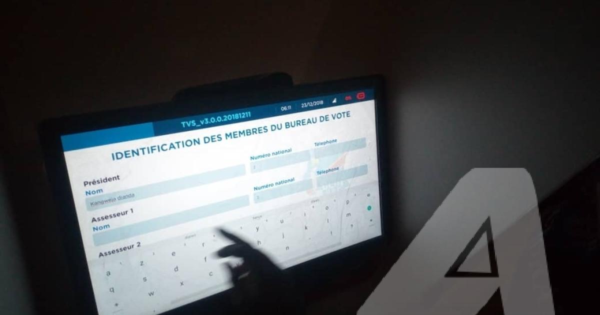 Un électeur manipule la machine à voter dans un bureau de vote.