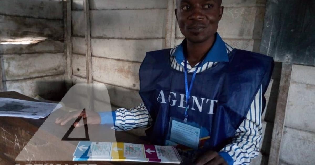 Un agent de la CENI dans un bureau de vote à Goma.