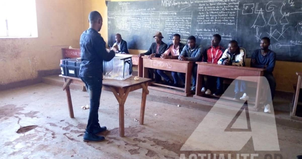 Une salle de classe servant de bureau de vote.