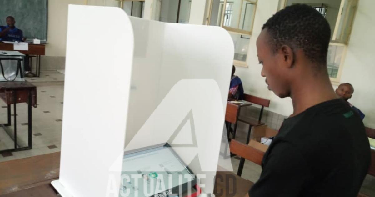 Un électeur à l'isoloir pour le vote.