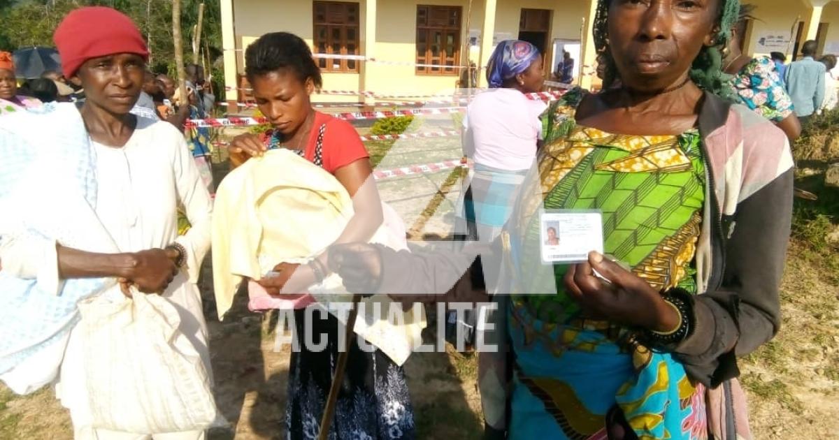 Les électeurs au centre de vote à l'Institut Manguredjipa (Lubero).